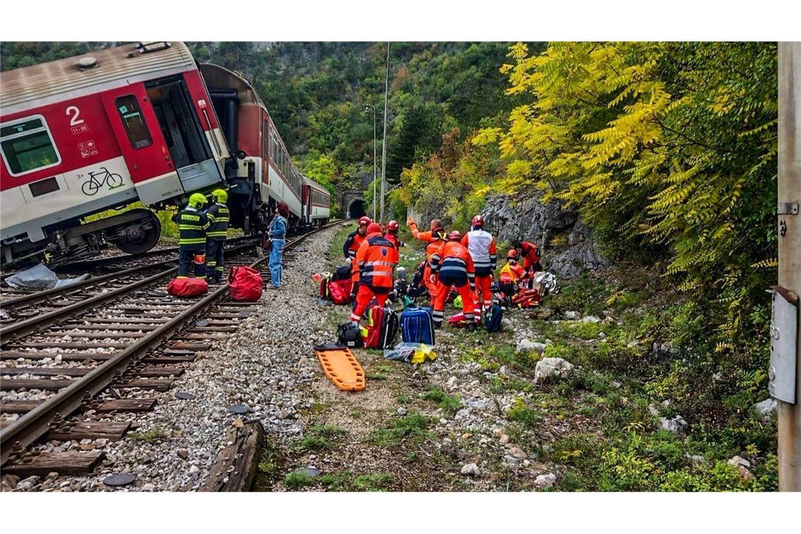 Viele Verletzte bei Zugkollision in der Slowakei Auf diesem von der slowakischen Polizei veröffentlichten Foto behandeln Rettungskräfte verletzte Fahrgäste nach dem Zugunglück.