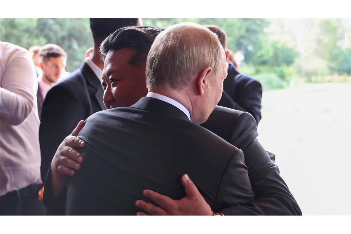 Auf diesem von der staatlichen russischen Nachrichtenagentur Sputnik via AP veröffentlichten Foto umarmen sich der russische Präsident Wladimir Putin (vorn) und der nordkoreanische Machthaber Kim Jong Un nach ihrem Treffen im Staatlichen Gästehaus Diaoyutai in Peking.
