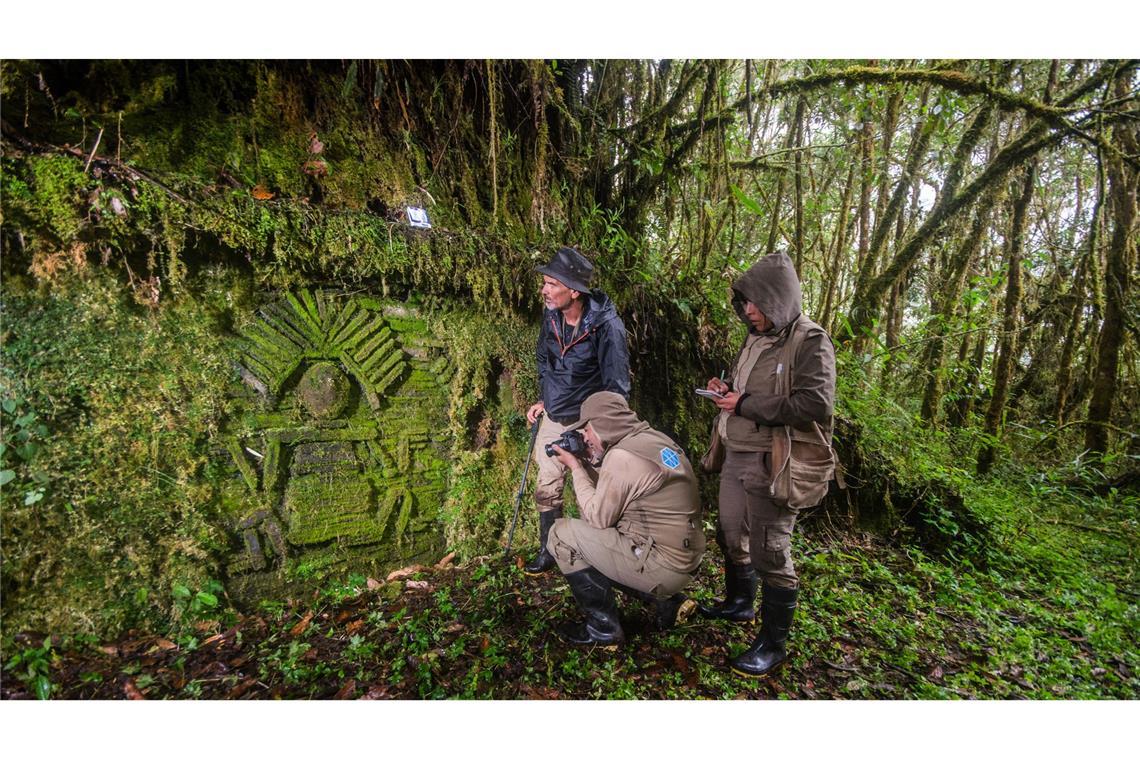Auf diesem von World Monuments Fund (WMF)zur Verfügung gestellten Bild fotografieren Archäologen Ruinen der indigenen Chachapoya-Kultur am Nationalpark Rio Abiseo.