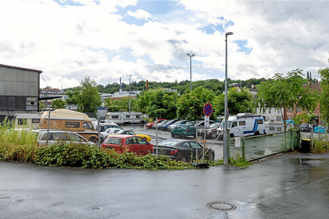 Werkswohnungen in Backnang geplant Auf dieser Fläche an der Mühlstraße, die bislang als Parkplatz genutzt wird, sollen Wohnungen entstehen. Dafür ist allerdings ein neuer Bebauungsplan nötig. Foto: Alexander Becher
