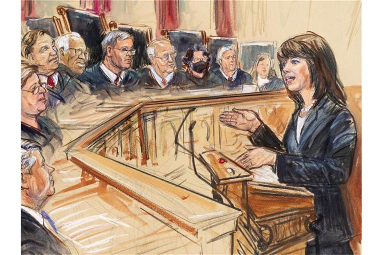 Auf dieser Gerichtszeichnung argumentiert die Generalstaatsanwältin Elizabeth Prelogar (r), vor dem Obersten Gerichtshof. Foto: Dana Verkouteren/FR31454 via AP/dpa