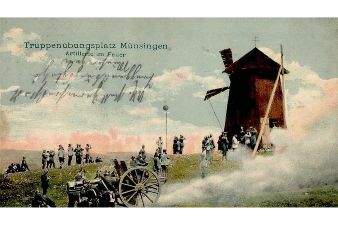 Auf dieser Postkarte von 1910 ist der Beschuss mit Artillerie auf dem Truppenübungsplatz abgebildet.