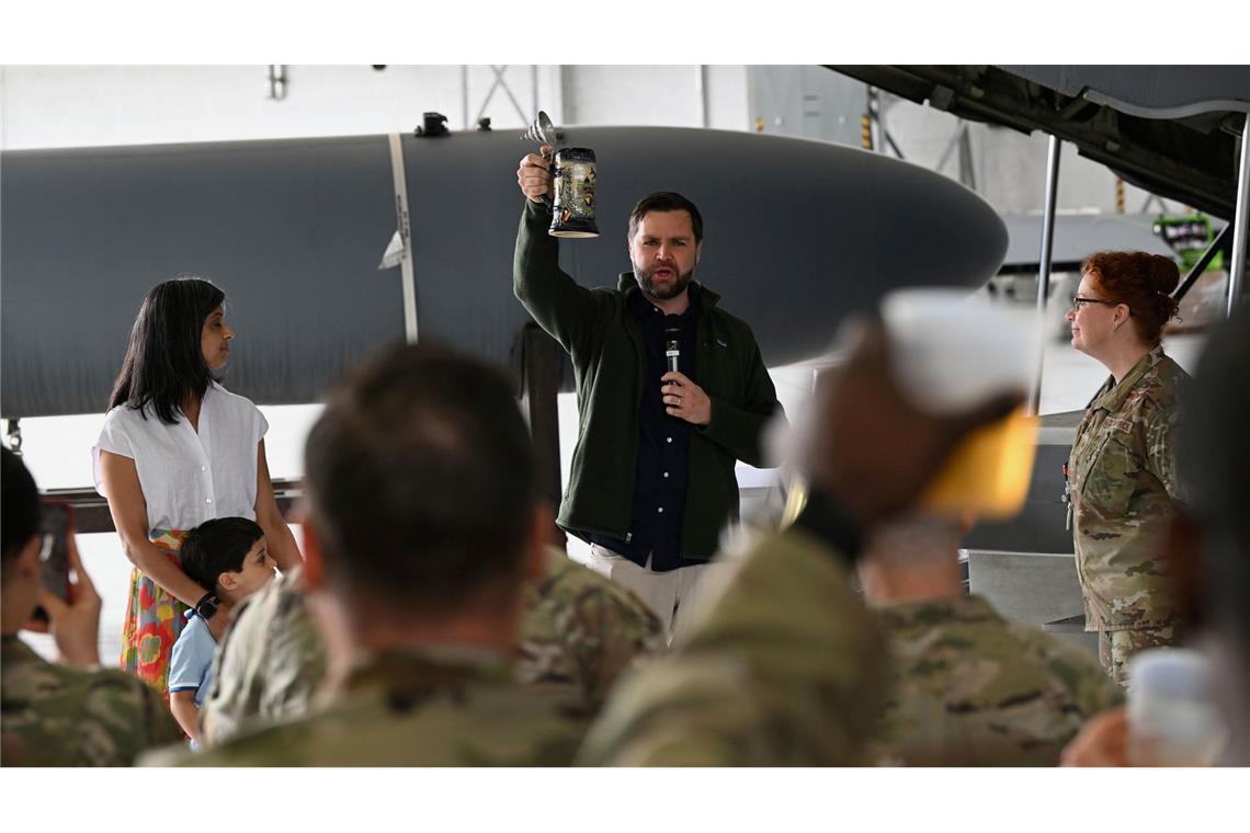 Bilder des Tages Auf ein Bier: US-Vizepräsident Vance macht einen Zwischenstopp in Ramstein.