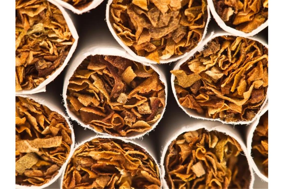 Auf eine Zigarettenpackung soll ab 2022 durchschnittlich 10 Cent mehr Tabaksteuer anfallen als bisher. Foto: picture alliance / dpa