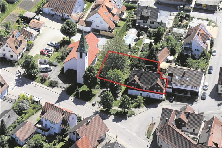 Auf einem 430 Quadratmeter großen Grundstück (rote Umrandung) soll das neue, dreistöckige Wohn- und Geschäftshaus neben der Peterskirche entstehen. Zur Verfügung steht dafür ein 235 Quadratmeter großes Baufenster. Das bestehende Gebäude Mühlstraße 3 wird abgebrochen. Foto: F. Muhl