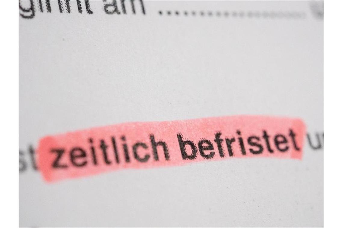 Auf einem Arbeitsvertrag steht „zeitlich befristet“. Foto: Karolin Krämer/dpa-tmn/dpa