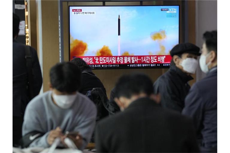 Auf einem Bahnhof in Seoul läuft ein Beitrag über den nordkoreanischen Raketentest. Foto: Ahn Young-Joon/AP/dpa