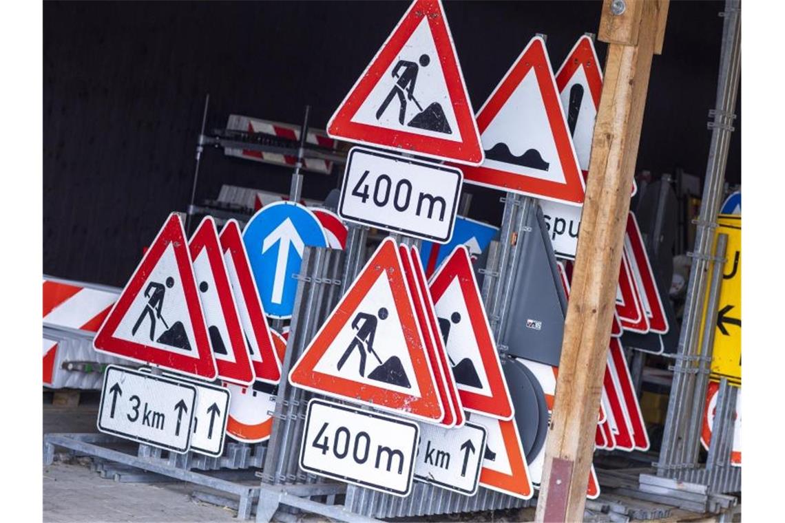 1,4 Milliarden Euro für Straßenbau Auf einem Bauhof stehen Warnschilder für den Straßenbau. Foto: Jens Büttner/dpa-Zentralbild/dpa/Symbolbild