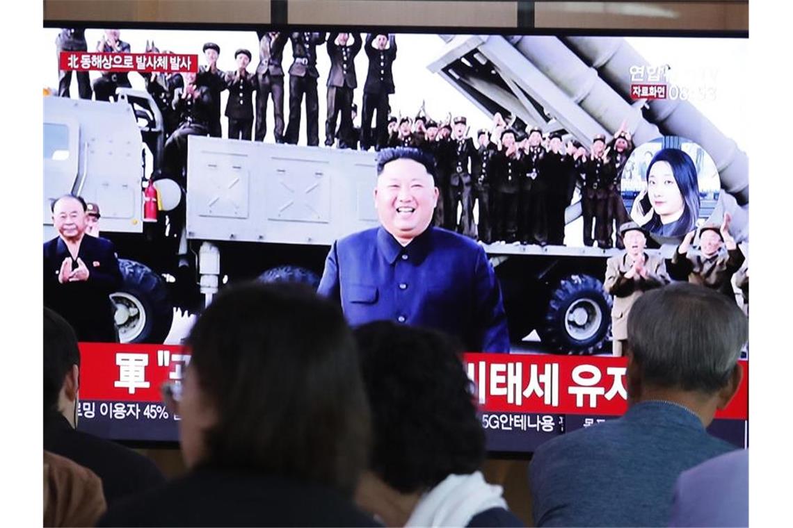 Seoul: Nordkorea testet vermutlich U-Boot-Rakete Auf einem Bildschirm in einer Seouler Bahnstation wird in einer Nachrichtensendung über den nordkoreanischen Raketentest berichtet. Foto: Ahn Young-Joon/AP/dpa