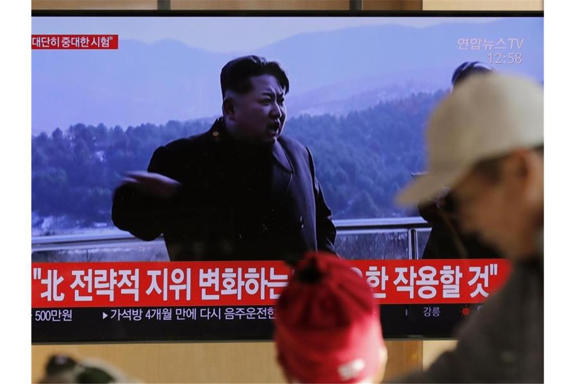 Nordkorea meldet bedeutenden Test auf Satellitenstartgelände Auf einem Bildschirm in Südkoreas Hauptstadt Seoul laufen Archivbilder von Kim Jong Un. Foto: Lee Jin-Man/AP/dpa