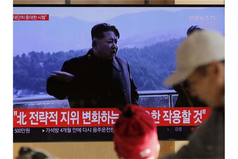 Auf einem Bildschirm in Südkoreas Hauptstadt Seoul laufen Archivbilder von Kim Jong Un. Foto: Lee Jin-Man/AP/dpa