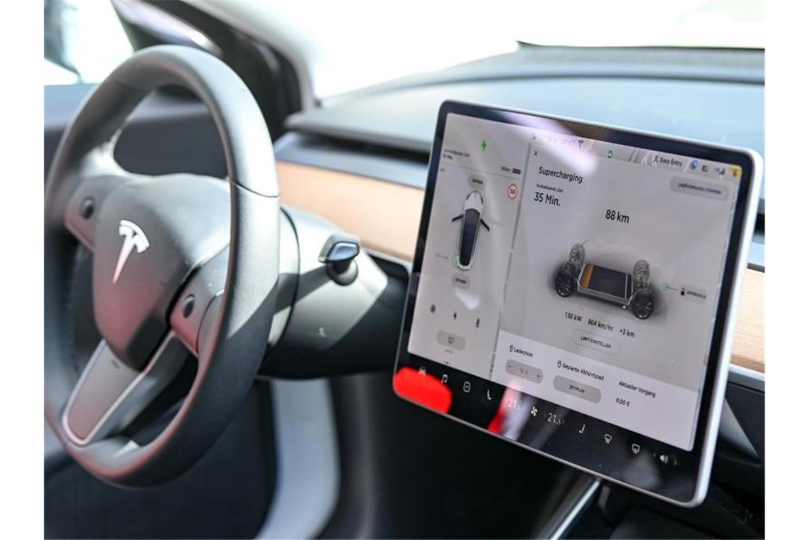 Auf einem Display im Cockpit eines Tesla ist das Ladeprogramm zu sehen. Foto: Jens Kalaene/dpa-Zentralbild/dpa