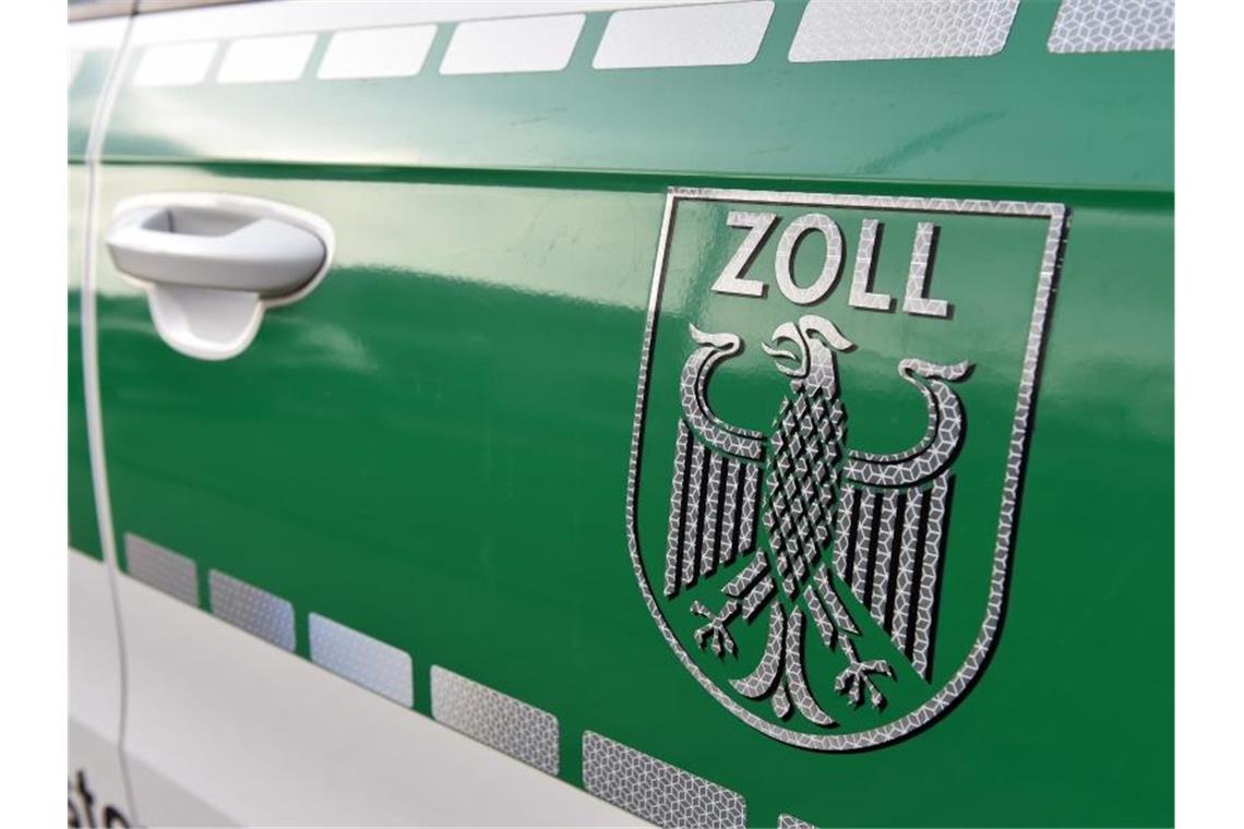 Spürhündin findet 50 000 Schmuggelzigaretten in Gartenlaube Auf einem Fahrzeug klebt das Wappen des Zolls. Foto: Caroline Seidel/dpa/Archivbild