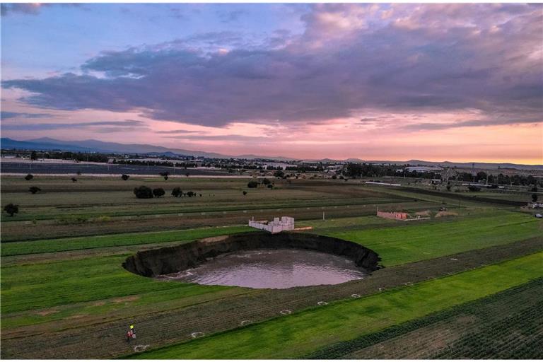 Auf einem Feld bei dem Ort Santa Maria Zacatepec ist der  mit Wasser gefüllte Krater zu sehen.