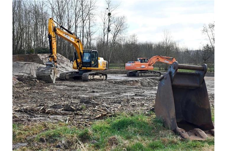 Auf einem Feld in der Nähe des Wasserwerks Bühl- Balzhofen stehen Bagger. Foto: Uli Deck/dpa/Archivbild