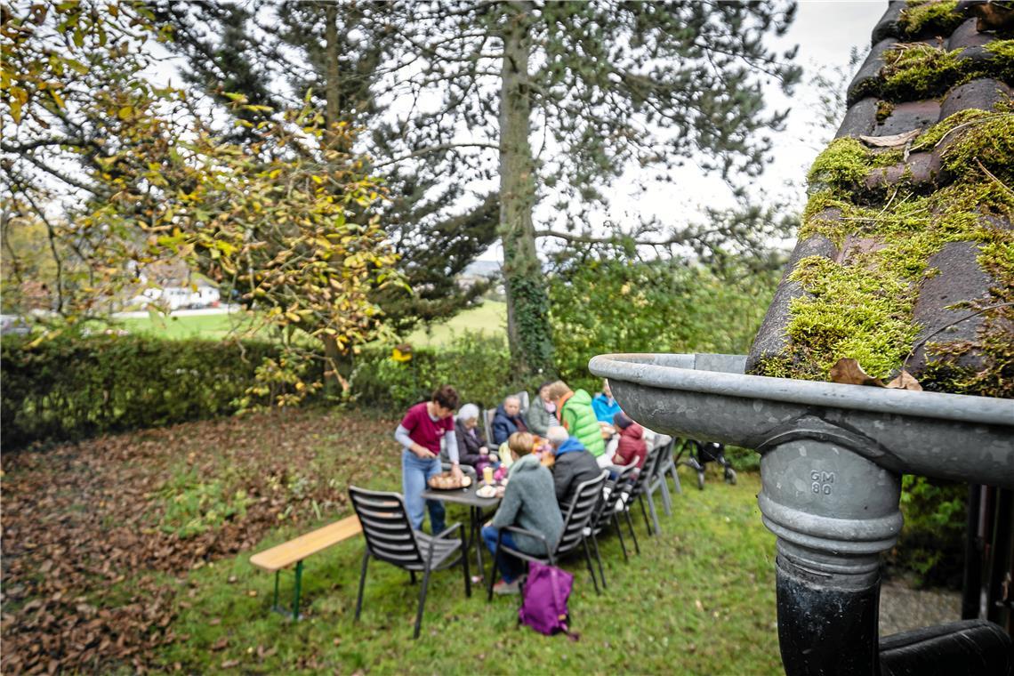 Demenzbotschafter zwischen Bäumen und Erinnerungen Auf einem Gartenstückle bei Rettersburg verbringen die Demenzkranken einen gemütlichen Nachmittag. Fotos: Alexander Becher
