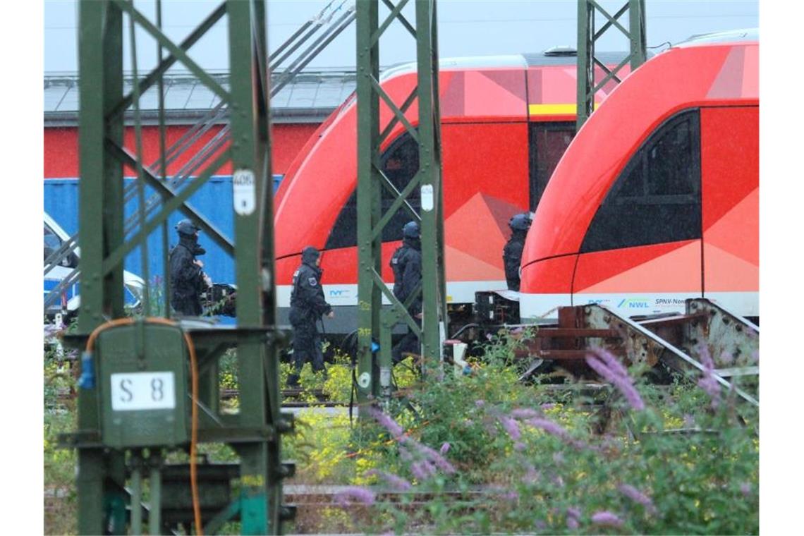 Auf einem Gelände der Bahn hatte eine Reinigungskraft am Freitagabend in einem Zug einen verdächtigen Gegenstand entdeckt. Foto: Steil-TV/dpa