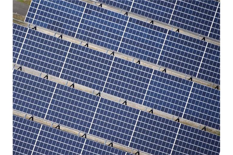 Auf einem Gelände in Sinsheim (Baden-Württemberg) ist eine Solaranlage zu sehen. Die Anstrengungen der Staatengemeinde reichen nach UN-Angaben bei Weitem nicht für die Erfüllung der Pariser Klimaziele aus. Foto: Uli Deck/dpa
