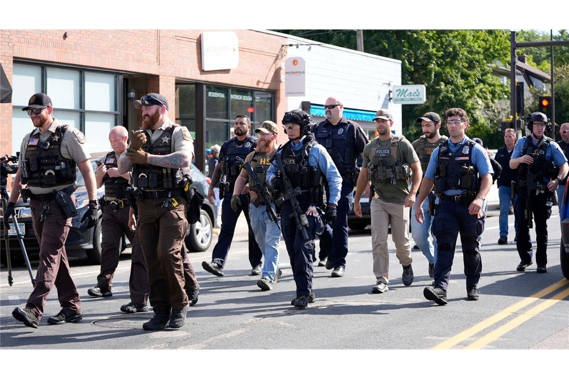 Auf einem Gewehr des Täters soll nach Regierungsangaben "Tötet Donald Trump" gestanden haben.