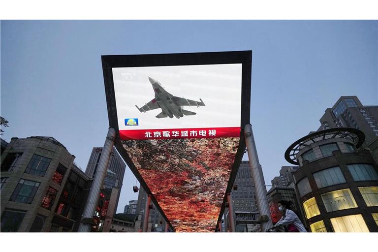 Auf einem Großbildschirm in Peking ist die Nachricht zu sehen, dass Chinas Militär eine zweitägige Übung rund um Taiwan begonnen hat.