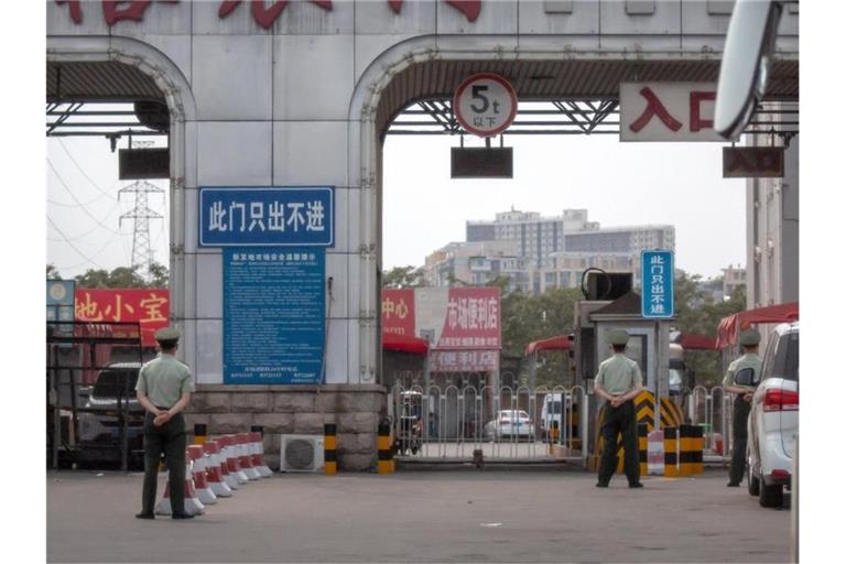 Auf einem Großmarkt in Peking gab es einen neuen Corona-Ausbruch. Foto: Mark Schiefelbein/AP/dpa