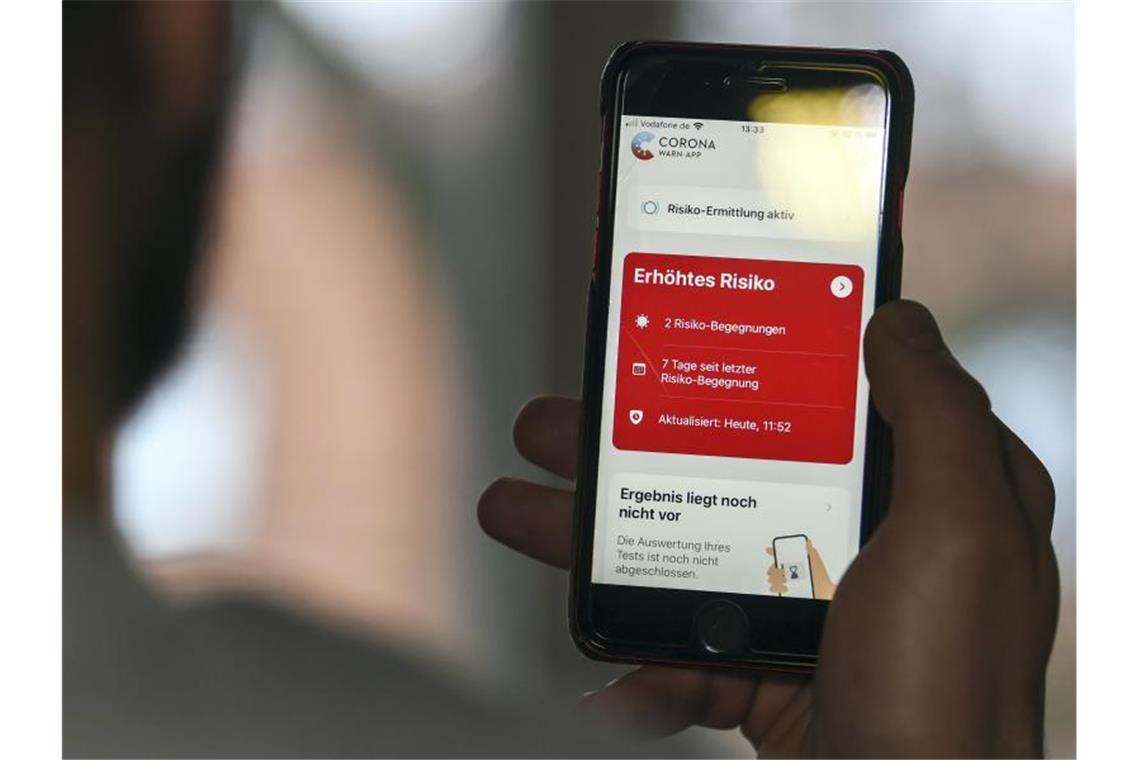 Auf einem Handy zeigt die „Corona Warn-App“ ein erhöhtes Risiko an. Foto: Kira Hofmann/dpa-Zentralbild/dpa/Symbolbild