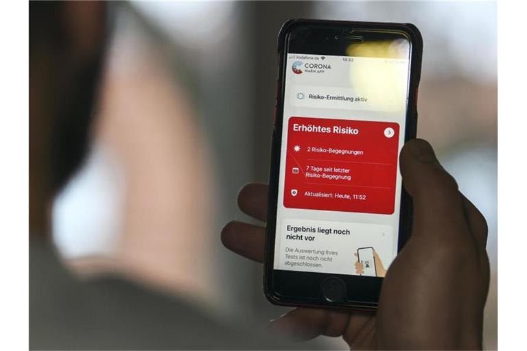 Auf einem Handy zeigt die „Corona Warn-App“ ein erhöhtes Risiko an. Foto: Kira Hofmann/dpa-Zentralbild/dpa/Symbolbild