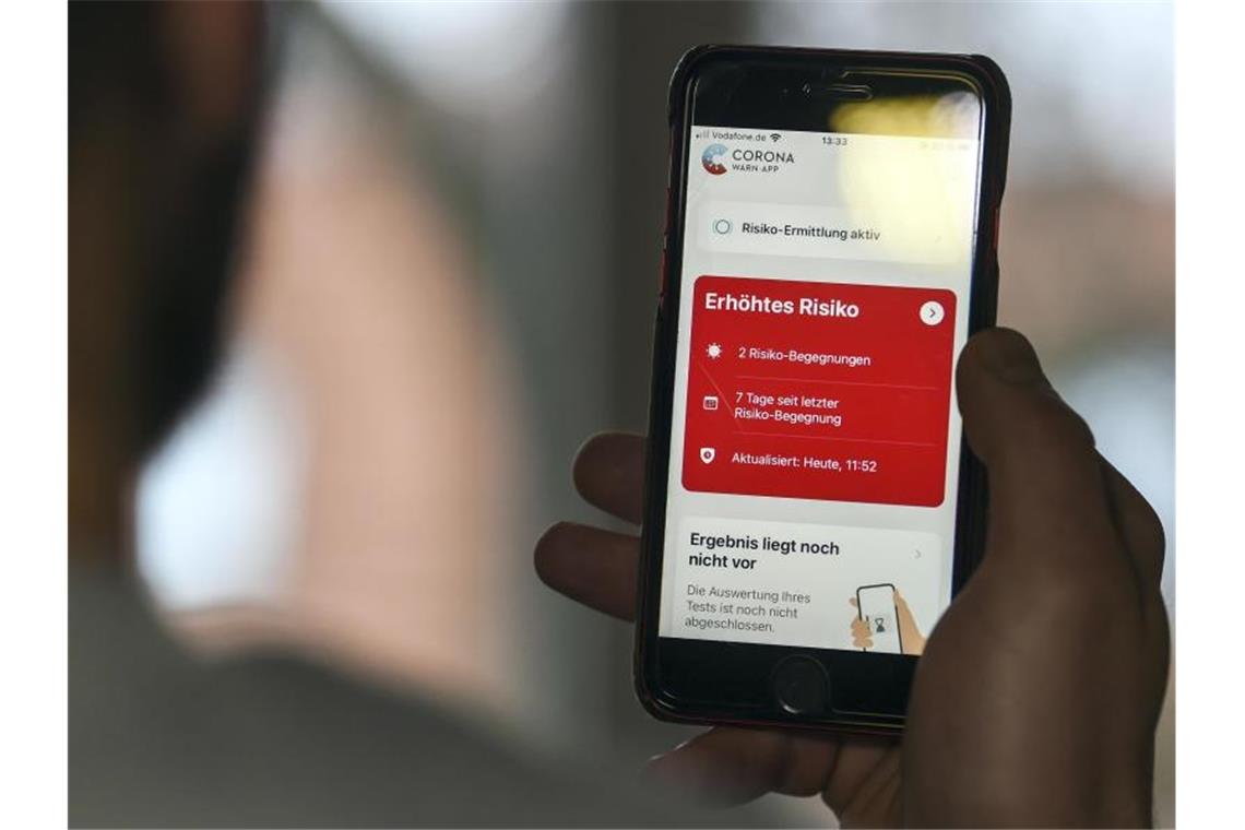 Auf einem Handy zeigt die „Corona Warn-App“ ein erhöhtes Risiko an, welches darauf hinweist Kontakt mit einer infizierten Person gehabt zu haben. Foto: Kira Hofmann/dpa