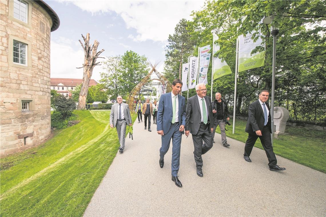 Auf einem kurzen Rundgang besuchen der baden-württembergische Ministerpräsident Winfried Kretschmann (Mitte, rechts) und der Schorndorfer Oberbürgermeister Matthias Klopfer (Mitte, links) die neu gestalteten Schlosspark-Anlagen in der Daimlerstadt. Fotos: privat/B. Büttner