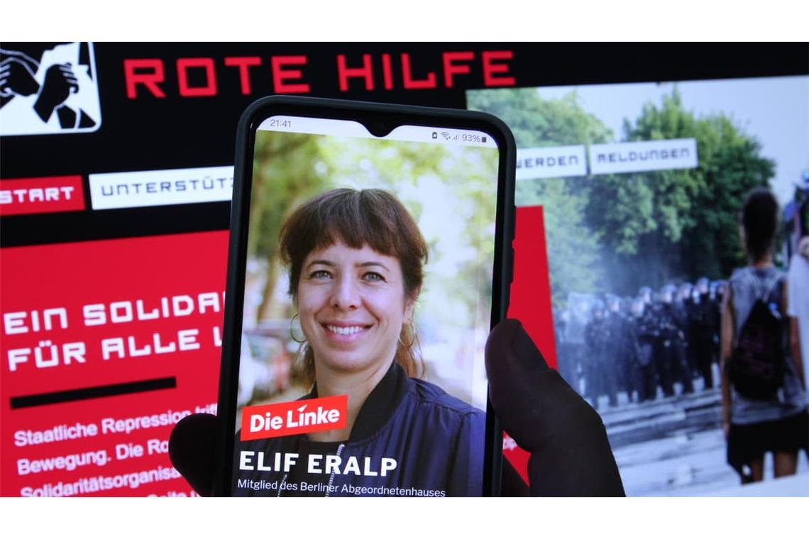 Auf einem Laptop wurde die Website des Vereins Rote Hilfe aufgerufen. Davor wurde die Website von Elif Eralp, Fraktionschefin der Partei Die Linke in Berlin, aufgerufen. Die Wahlsiegerin der Senatswahl in Berlin steht wegen ihrer früheren Mitgliedschaft in der nach eigenen Angaben parteiunabhängigen strömungsübergreifenden linke Schutz- und Solidaritätsorganisation in der Kritik. 