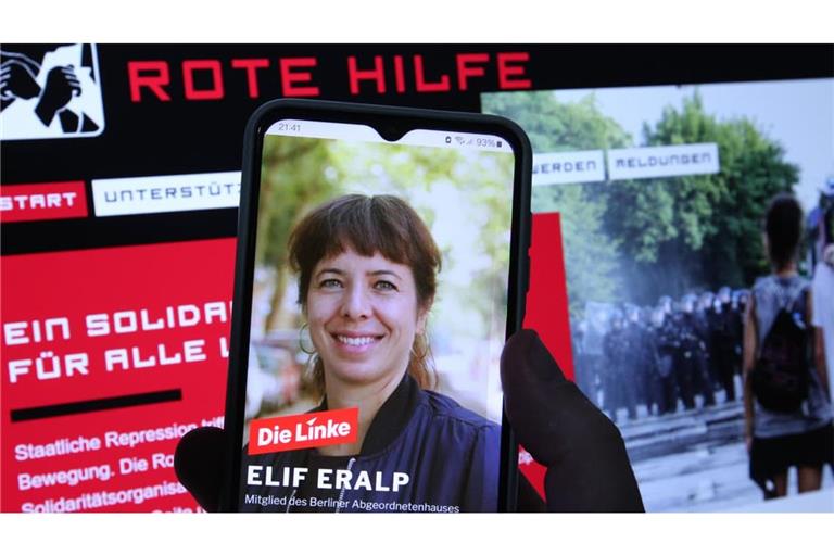 Auf einem Laptop wurde die Website des Vereins Rote Hilfe aufgerufen. Davor wurde die Website von Elif Eralp, Fraktionschefin der Partei Die Linke in Berlin, aufgerufen. Die Wahlsiegerin der Senatswahl in Berlin steht wegen ihrer früheren Mitgliedschaft in der nach eigenen Angaben parteiunabhängigen strömungsübergreifenden linke Schutz- und Solidaritätsorganisation in der Kritik. 