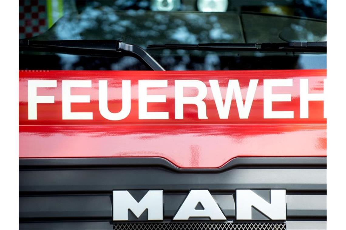 Brand in Tiefgarage verursacht Schaden: Wohnhäuser evakuiert Auf einem Löschfahrzeug ist die Aufschrift "Feuerwehr" angebracht. Foto: Hauke-Christian Dittrich/Archivbild