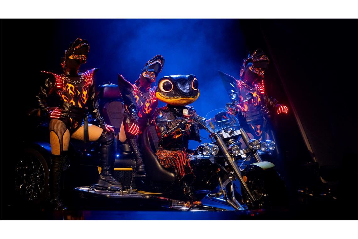 Moderatorin Madita van Hülsen bei "Masked Singer" raus Auf einem Motorrad begann der Feuersalamander seinen Auftritt.