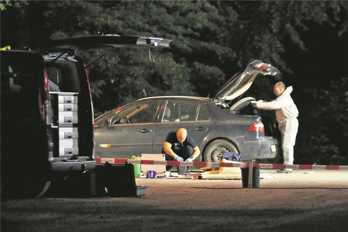 Auf einem Parkplatz an der Mechatronik-Arena wurde ein abgestellter Renault durchsucht. Foto: 7aktuell/K. Lermer