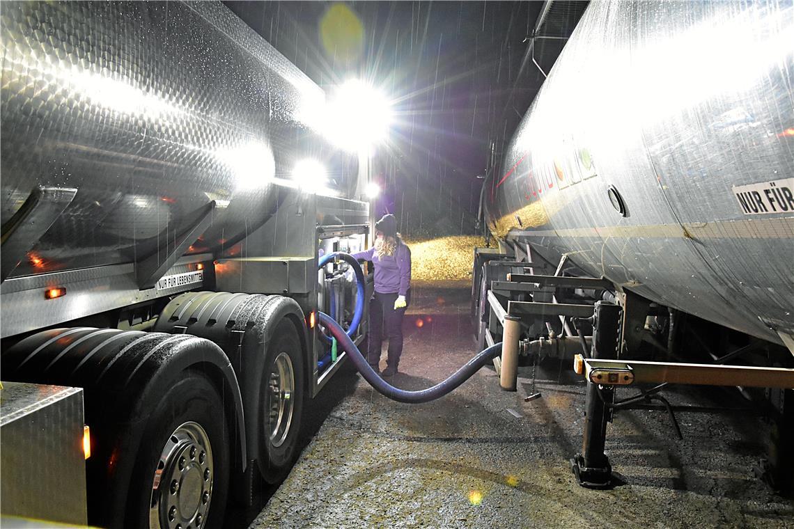 Auf einem Parkplatz wird die Milch in einen großen Auflieger umgeladen. Für Jana Huber, die seit etwa einem halben Jahr die Milchtouren fährt, ist das schon zur Routine geworden. Foto: Tobias Sellmaier