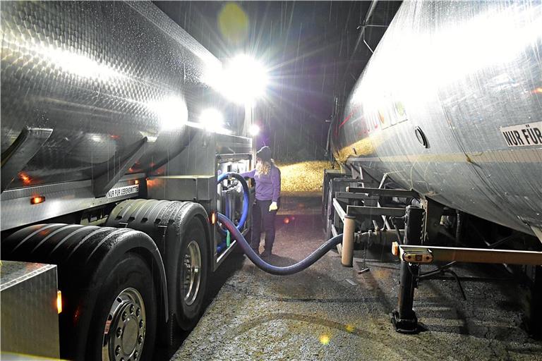 Auf einem Parkplatz wird die Milch in einen großen Auflieger umgeladen. Für Jana Huber, die seit etwa einem halben Jahr die Milchtouren fährt, ist das schon zur Routine geworden. Foto: Tobias Sellmaier
