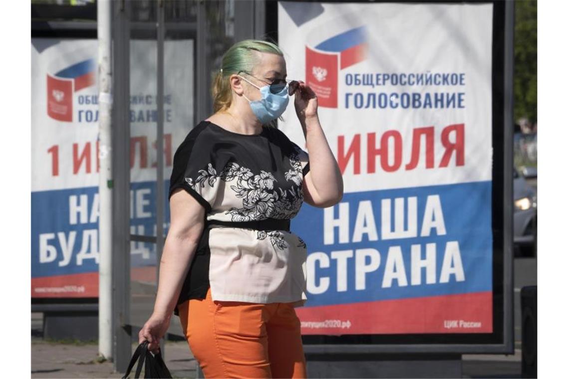 Auf einem Plakat in Sankt Petersburg steht: „Ganz Russland wählt am 1. Juli unsere Zukunft und unser Land“. Foto: Dmitri Lovetsky/AP/dpa