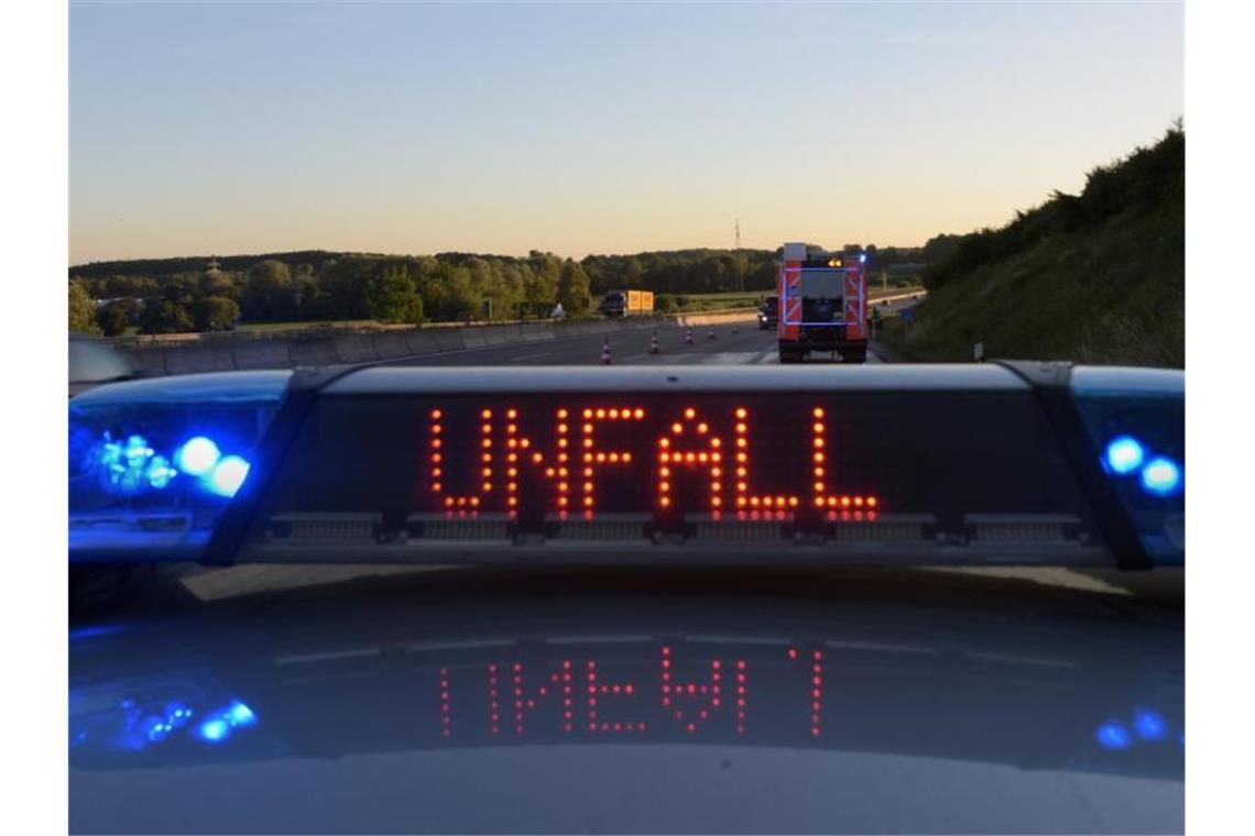 Auf einem Polizeiauto warnt eine Leuchtschrift vor einer Unfallstelle. Foto: Stefan Puchner/Archivbild