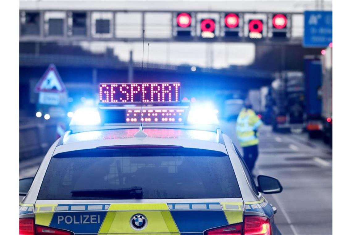 Auf einem Polizeifahrzeug leuchtet die Aufschrift "Gesperrt". Foto: David Young/dpa/Symbolbild