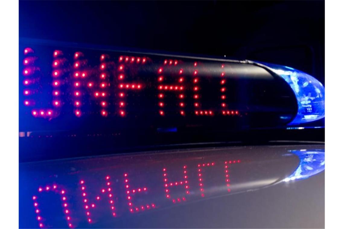 Auf einem Polizeifahrzeug warnt eine Leuchtschrift vor einer Unfallstelle. Foto: Monika Skolimowska/Archivbild