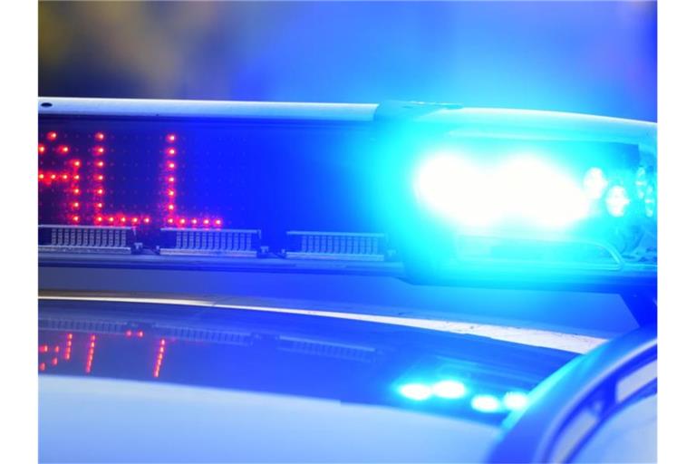 Auf einem Polizeifahrzeug warnt eine Leuchtschrift vor einer Unfallstelle. Foto: Stefan Puchner/dpa/Archivbild