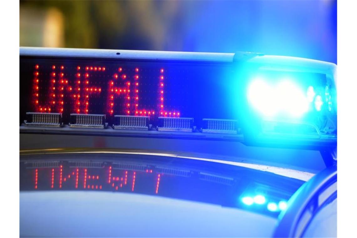 Auf einem Polizeifahrzeug warnt eine Leuchtschrift vor einer Unfallstelle. Foto: Stefan Puchner/dpa/Symbolbild