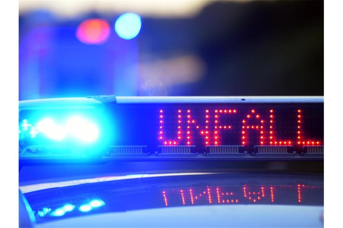 Auf einem Polizeifahrzeug warnt eine Leuchtschrift vor einer Unfallstelle. (Symbolbild). Foto: Stefan Puchner/dpa/Symbolbild