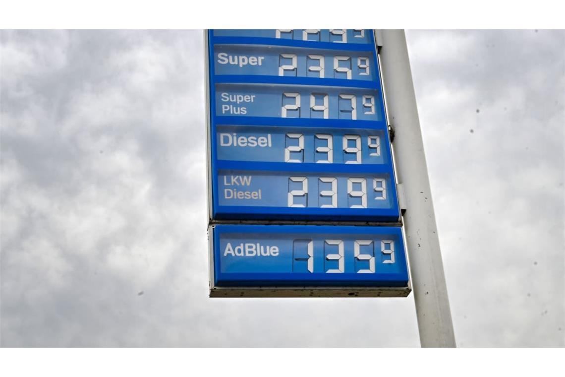 Auf einem Preisschild an einer Tankstelle werden die aktuellen Preise für Kraftstoffe angezeigt.