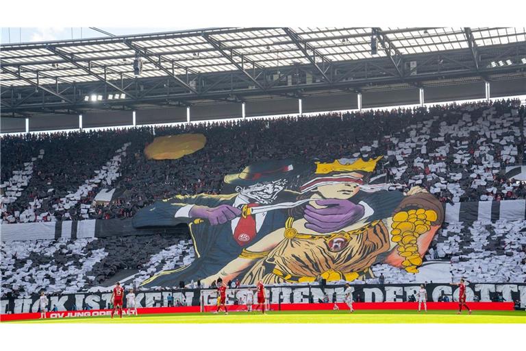 Auf einem riesigen Bild war ein Mann mit FC-Krawatte zu sehen, der ein Messer an die Kehle von Glücksgöttin Fortuna hielt.