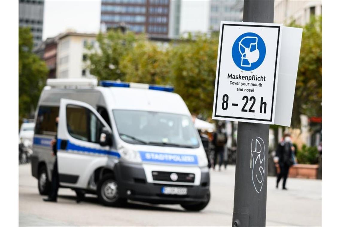 Auf einem Schild in Frankfurt am Main wird auf die Maskenpflicht hingewiesen. Foto: Andreas Arnold/dpa