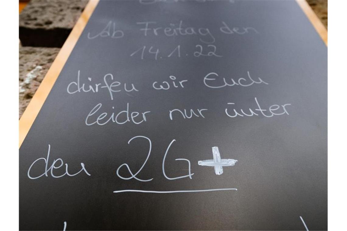 Regeln geändert: Genesenenstatus nur noch drei Monate Auf einem Schild wird vor einem Cafe auf die 2G-plus-Regel hingewiesen. Wer genesen ist, behält diesen Status künftig nur noch drei statt sechs Monate. Foto: Robert Michael/dpa-Zentralbild/dpa