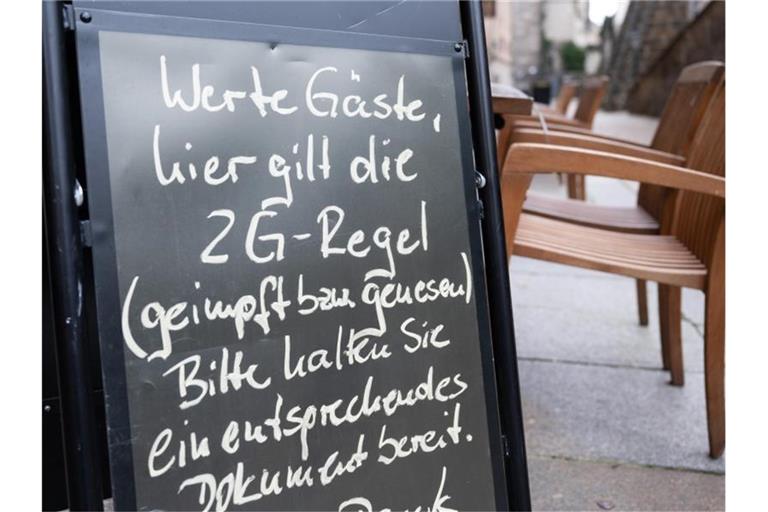 Auf einem Schild wird vor einem Restaurant in Dresden auf die 2G-Regel hingewiesen. Foto: Sebastian Kahnert/dpa-Zentralbild/dpa