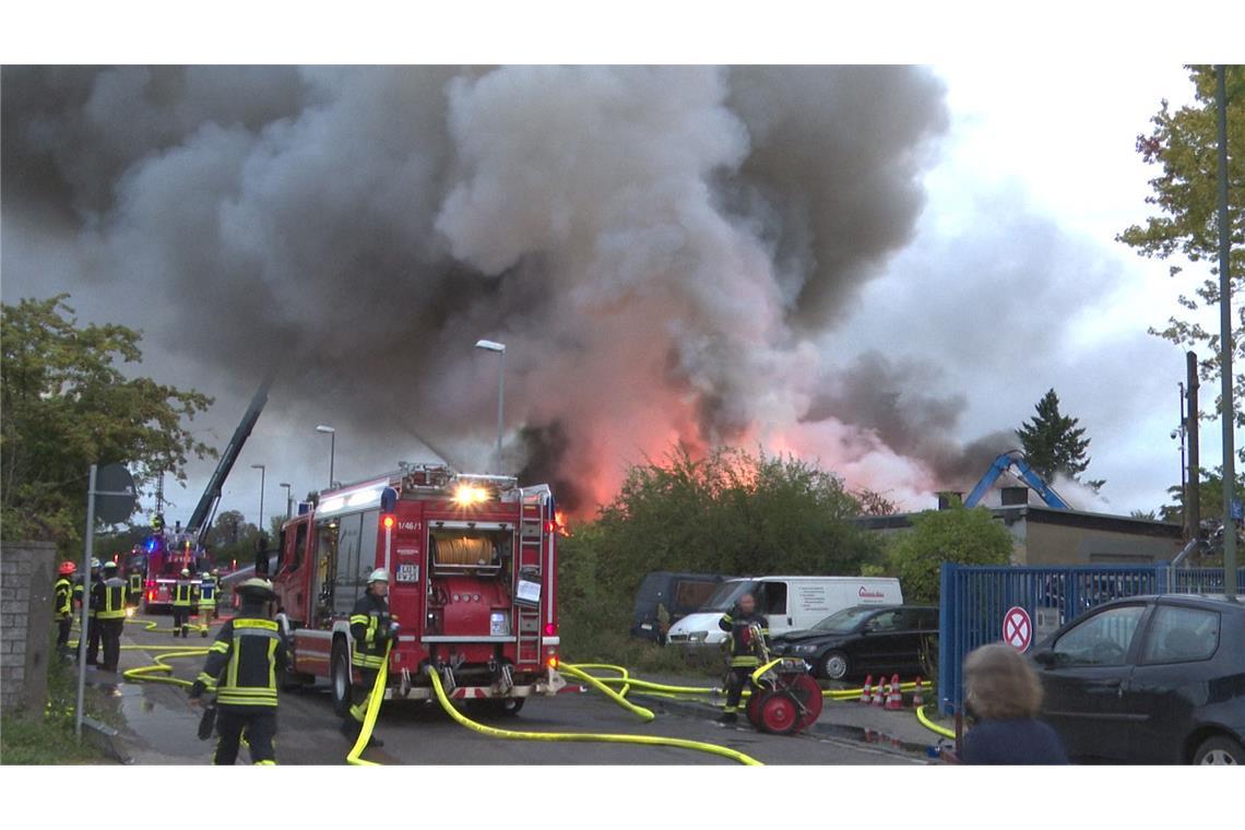 Großbrand auf Schrottplatz – Feuerwehr warnt Anwohner Auf einem Schrottplatz in Ludwigshafen brach das Feuer aus.