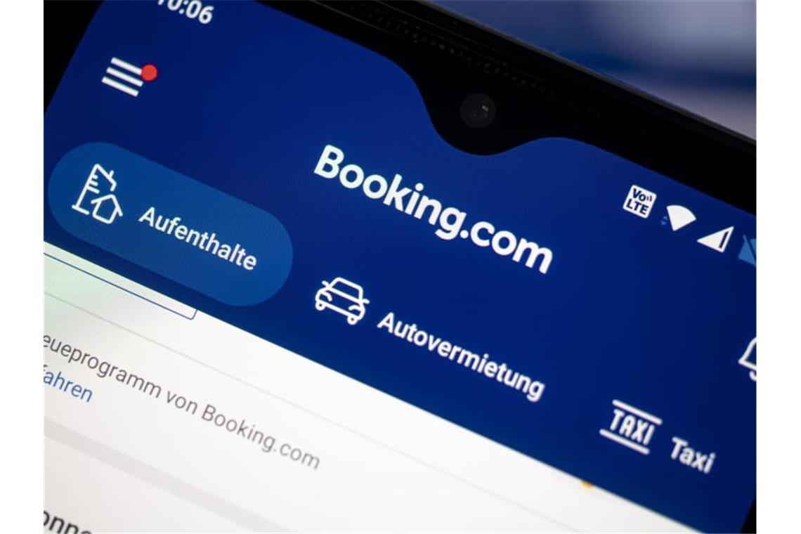 Auf einem Smartphone ist die App des Reiseportals Booking.com zu sehen. Foto: Fabian Sommer/dpa